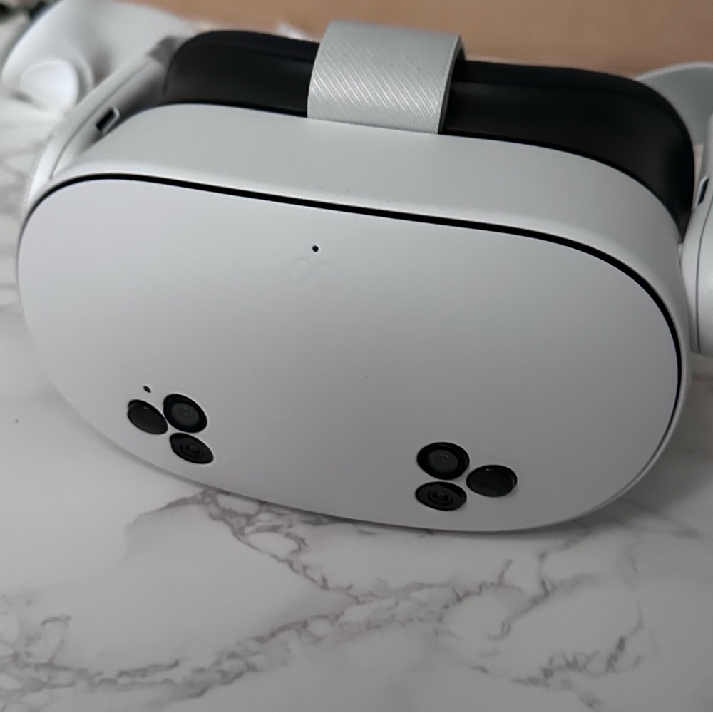 Meta Quest 3S VR Headset with Controllers *includes Batman Arkham Shadow game - Picture 10 of 10
